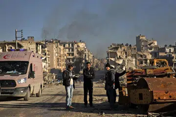 SELAMATKAN DIRI: Sekumpulan warga Syria berkumpul di kawasan kejiranan al-Amiriyah yang dikuasai kumpulan penentang, sementara menunggu untuk diselamatkan dan dipindahkan ke kawasan yang dikuasai pemerintah di Ramoussa di pinggir timur bandar itu semalam. Sumber tentera Syria mengesahkan bahawa satu perjanjian telah dicapai selepas rancangan menyelamat pertama gagal sehari sebelumnya di tengah-tengah serangan yang kembali bermula. Stesen televisyen pemerintah Syria melaporkan terdapat sekitar 4,000 penentang bersenjata dan ahli keluarga mereka perlu diselamatkan. - Foto AFP