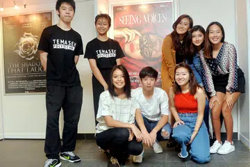 SEBAR KESEDARAN TENTANG SKIZOFRENIA: Kumpulan pelajar filem digital dan televisyen daripada Politeknik Temasek - (berdiri dari kiri) Encik Isaac Samuel Wong, Cik Nur A'in Roslan, Cik Charmaine Cheong, Cik Jillian Fong dan Cik Jazlin Sng, serta (barisan depan dari kiri) Cik Danielle Angeline Oaper, Encik Wiseley Wong dan Cik Alicia Yeoh - bersatu hati menghasilkan filem tentang hubungan anak dengan ibunya yang menghidap skizofrenia demi memupuk kesedaran awam. - Foto KHALID BABA