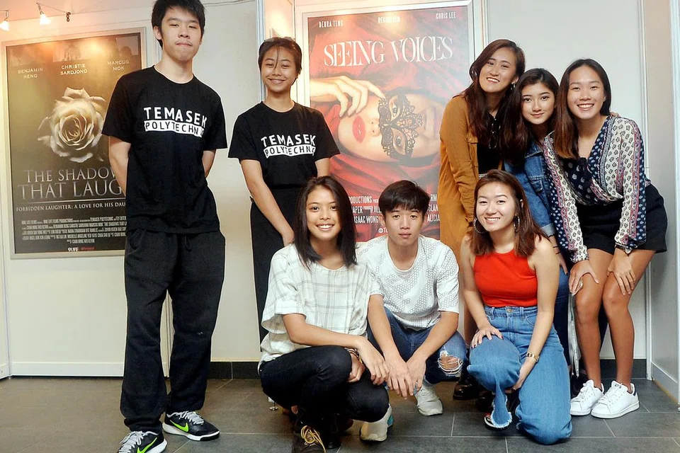 SEBAR KESEDARAN TENTANG SKIZOFRENIA: Kumpulan pelajar filem digital dan televisyen daripada Politeknik Temasek - (berdiri dari kiri) Encik Isaac Samuel Wong, Cik Nur A'in Roslan, Cik Charmaine Cheong, Cik Jillian Fong dan Cik Jazlin Sng, serta (barisan depan dari kiri) Cik Danielle Angeline Oaper, Encik Wiseley Wong dan Cik Alicia Yeoh - bersatu hati menghasilkan filem tentang hubungan anak dengan ibunya yang menghidap skizofrenia demi memupuk kesedaran awam. - Foto KHALID BABA