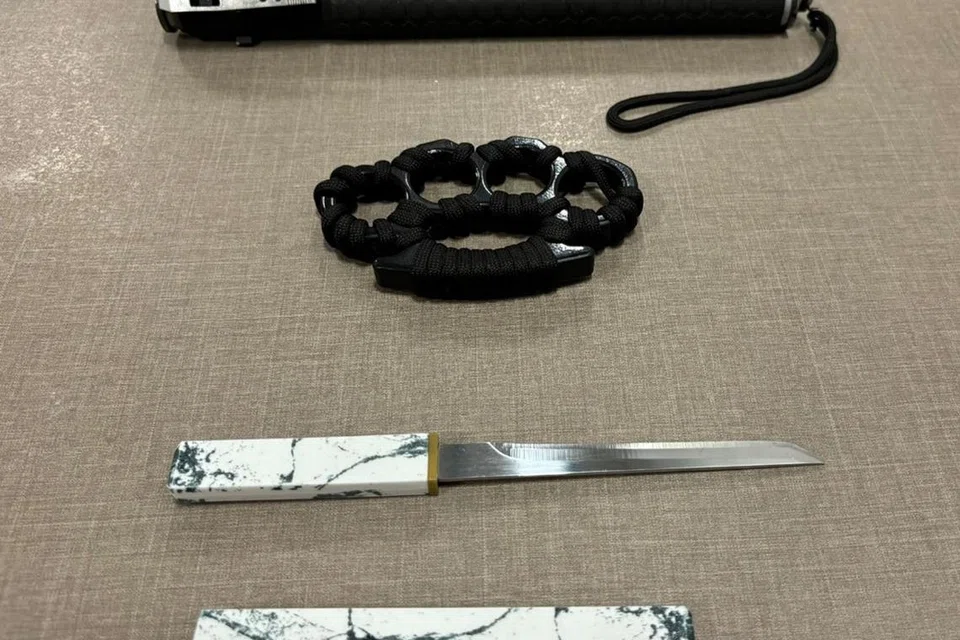 Muhammad Idris Musbah, 36 tahun, yang dikenakan 11 pertuduhan baru pada 30 Mei, didapati memiliki sebatang baton, pisau poket dan buku lima. 