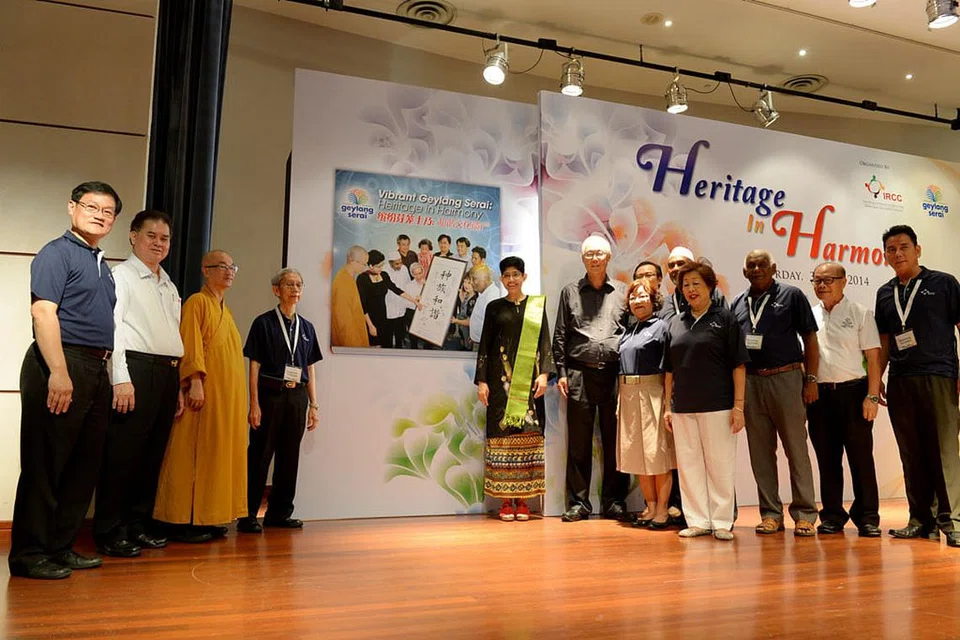 (Gambar atas) Encik Goh di acara masyarakat di GRC Marine Parade. - Foto fail