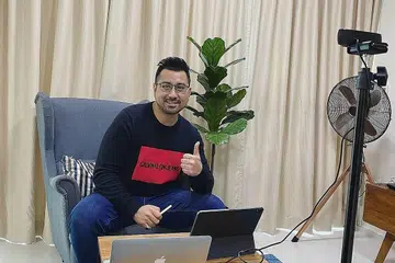 WADAH DIGITAL JADI PENGHUBUNG: Encik Yaseen menggunakan Zoom untuk berhubung dengan pelanggan serta mengendalikan latihan bersama ejennya di Savills. - Foto ihsan MOHAMED YASEEN ISSAM MUDDEEN
