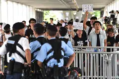 MASIH BANTAH: Penunjuk perasaan menunjukkan bantahan berdekatan ibu pejabat pemerintah di Hongkong semalam. Semalam, polis terus berjaga-jaga sedang bandar itu kembali normal. Kebanyakan penunjuk perasaan berundur. Bank pun dibuka semula. Namun, difahamkan bahawa tunjuk perasaan lanjut kini dirancang. - Foto AFP