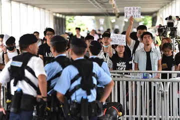 MASIH BANTAH: Penunjuk perasaan menunjukkan bantahan berdekatan ibu pejabat pemerintah di Hongkong semalam. Semalam, polis terus berjaga-jaga sedang bandar itu kembali normal. Kebanyakan penunjuk perasaan berundur. Bank pun dibuka semula. Namun, difahamkan bahawa tunjuk perasaan lanjut kini dirancang. - Foto AFP