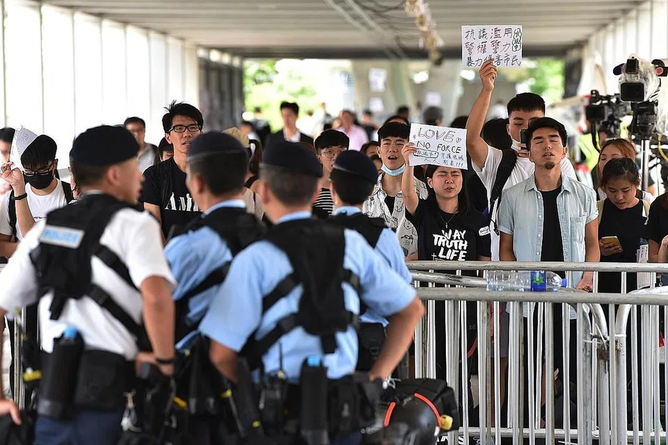 MASIH BANTAH: Penunjuk perasaan menunjukkan bantahan berdekatan ibu pejabat pemerintah di Hongkong semalam. Semalam, polis terus berjaga-jaga sedang bandar itu kembali normal. Kebanyakan penunjuk perasaan berundur. Bank pun dibuka semula. Namun, difahamkan bahawa tunjuk perasaan lanjut kini dirancang. - Foto AFP