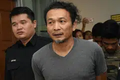 TIDAK MENGAKU SALAH: Armin Zaharin (kanan) dihadapkan ke Mahkamah Majistret Shah Alam atas tuduhan mencederakan anak lelakinya 25 Februari lalu. 