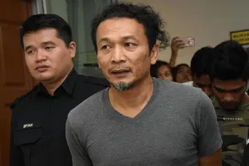 TIDAK MENGAKU SALAH: Armin Zaharin (kanan) dihadapkan ke Mahkamah Majistret Shah Alam atas tuduhan mencederakan anak lelakinya 25 Februari lalu. 