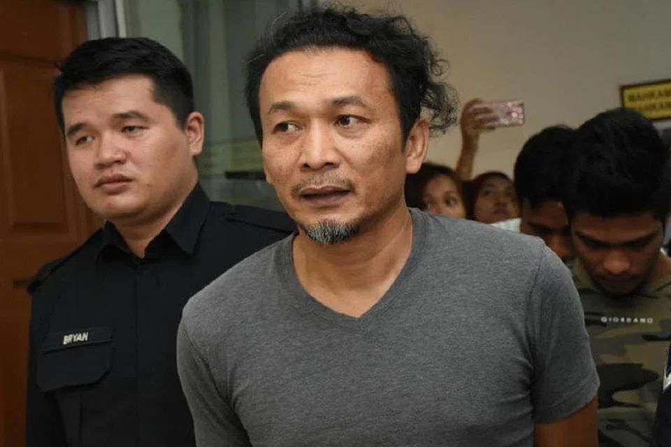 TIDAK MENGAKU SALAH: Armin Zaharin (kanan) dihadapkan ke Mahkamah Majistret Shah Alam atas tuduhan mencederakan anak lelakinya 25 Februari lalu. 