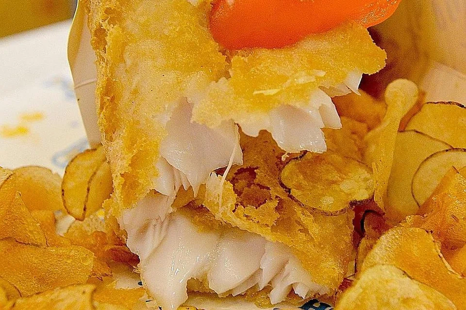 PELBAGAI PILIHAN IKAN DAN SOS: Gambar atas pula menunjukkan ikan dory yang sangat garing di luar dan lembut di dalamnya, digunakan bagi hidangan Fish & Crisps ini. - Foto BM oleh KHALID BABA