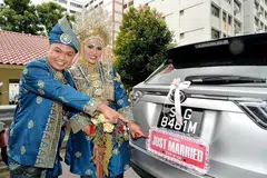 TAHUN BARU, STATUS BARU: Pasangan pengantin baru Cik Nur Syuhaidah dan suaminya, Encik Izwandi, berharap Tahun Baru yang bermula dengan kegembiraan menjanjikan kesejahteraan bagi mereka dan keluarga. - Foto M.O. SALLEH