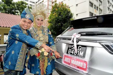 TAHUN BARU, STATUS BARU: Pasangan pengantin baru Cik Nur Syuhaidah dan suaminya, Encik Izwandi, berharap Tahun Baru yang bermula dengan kegembiraan menjanjikan kesejahteraan bagi mereka dan keluarga. - Foto M.O. SALLEH