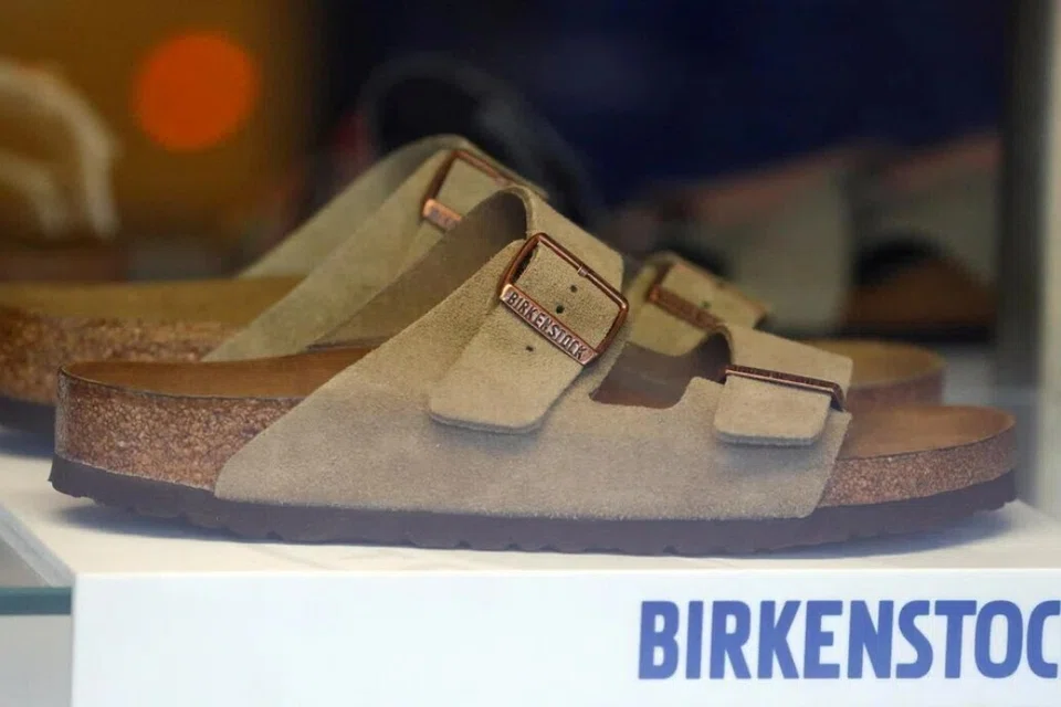 Birkenstock, jenama kasut ortopedik Jerman, muncul sebagai pendatang baru dalam senarai jenama terhangat Lyst untuk suku kedua 2025.