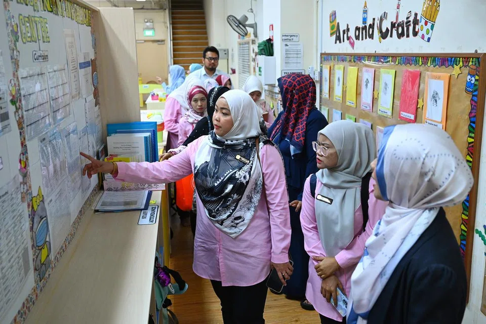 VISI DAN MISI: Cik Aslizawati Aman (paling kanan) bersama guru-guru dan kakitangan daripada Pusat Pendidikan Kanak-Kanak Butterfly.