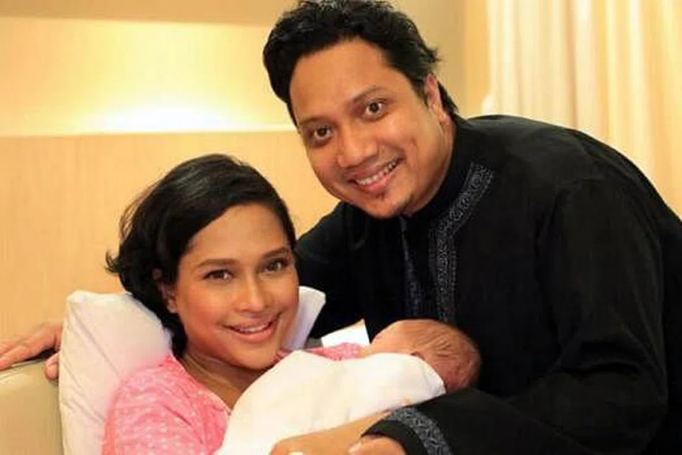 BERSYUKUR SEMUANYA SELAMAT: Pasangan suami isteri, Fiza O dan KC, gembira semuanya selamat. Putera mereka dilahirkan sekitar 8 malam kelmarin di Thomson Medical Centre. - Foto ihsan FIZA O DAN KC