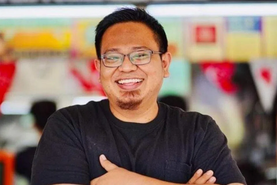 BERI PILIHAN: Pengurus Boon Lay Power, Encik Farhan Hamzah (atas), berkata kesemua enam cawangan syarikat itu menawarkan kaedah pembayaran secara elektronik kepada pelanggan demi memberikan pilihan kepada pelanggan mereka. - Foto-foto BH oleh KHALID BABA