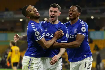 RAI GOL: Pemain Everton, Michael Keane (tengah) gembira selepas menjaringkan gol bagi pasukannya yang bertemu Wolverhampton Wanderers. Everton mengekalkan saingan mereka sebagai pencabar empat pasukan teratas apabila berjaya menewaskan Wolves 2-1. - Foto EPA-EFE 