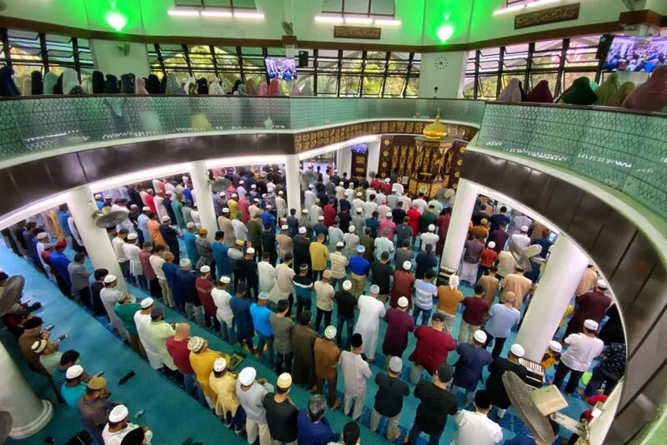Jemaah menunaikan solat Hari Raya Haji di Masjid Al-Mukminin pada Aidiladha 2023. Masjid di Jurong East itu akan menawarkan dua sesi solat Aidiladha pada 2024. 