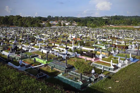 PUSARA ABADI: Pemandangan di tanah perkuburan Islam di Singapura.