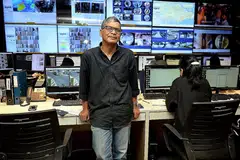 TERIMA PERUBAHAN: Encik Jamaluddin Salim kini bertugas dalam pusat kawalan ini, yang memantau sekitar 500 kamera di premis klien mereka. - Foto BH oleh M.O. SALLEH
