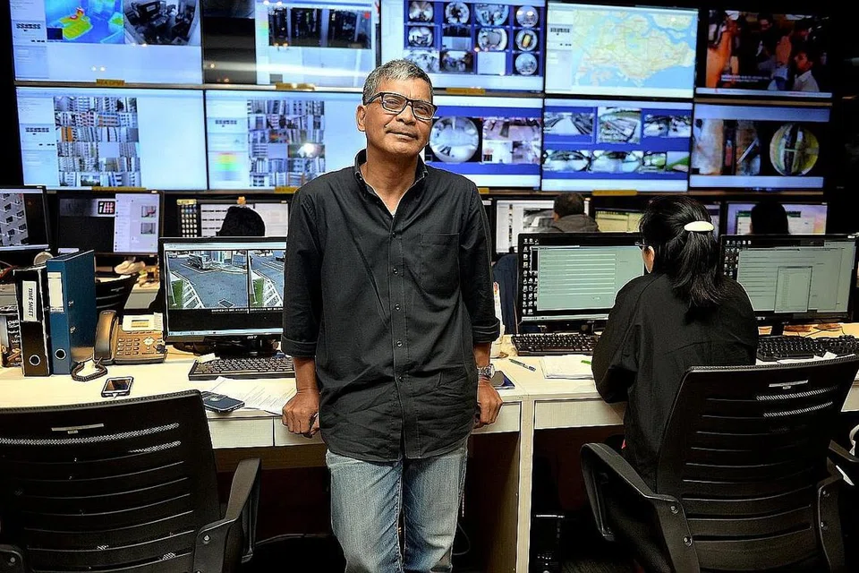 TERIMA PERUBAHAN: Encik Jamaluddin Salim kini bertugas dalam pusat kawalan ini, yang memantau sekitar 500 kamera di premis klien mereka. - Foto BH oleh M.O. SALLEH