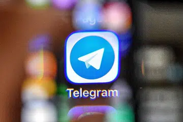 SEBAR BAHAN LUCAH: Empat suspek telah ditangkap kerana disyaki terlibat dalam mengedarkan bahan lucah melalui kumpulan sembang SG Nasi Lemak di aplikasi Telegram. - Foto AFP