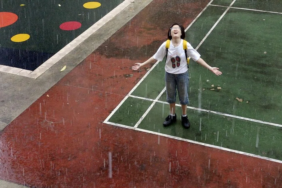 Suhu sepanjang dua minggu akan datang diramal sehingga 9 darjah Celcius lebih tinggi daripada biasa dan hujan dijangka di bawah paras normal, tetapi hujan pendek beserta guruh pada sebelah petang masih boleh dijangka pada empat hingga enam hari di beberapa kawasan di Singapura. 