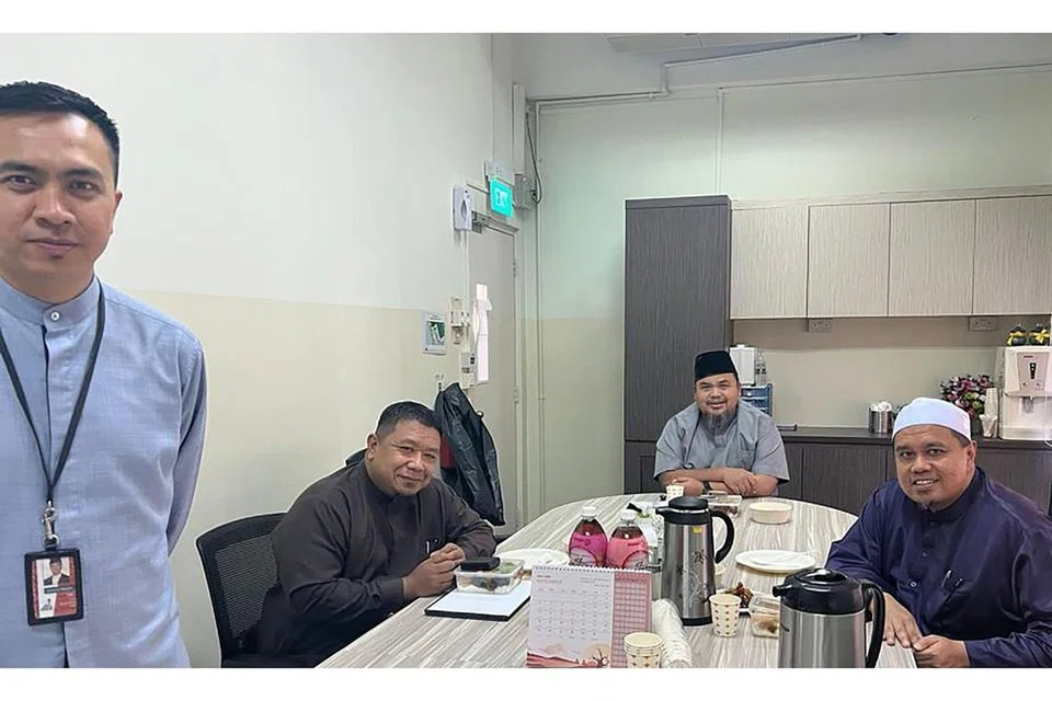 BEKERJASAMA: Pertemuan bersama (dari kiri) Ustaz Ruhaizan Abdullah (Pengurus Masjid), Haji Ismail Sapari (Pengarah, Syukran Travel Pte Ltd), Haji Izuan M Rais (Pengerusi Masjid) dan Ustaz Zulkiflee Bachik (Pengarah, AtTartil Quranic Institute) membincangkan usaha bagi dana peningkatan Masjid Darul Makmur. - Foto-foto MASJID DARUL MAKMUR.