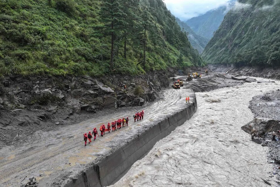 Anggota bomba dan penyelamat menjalankan operasi mencari dan menyelamat di laluan jalan yang menuju ke Pelabuhan Gyirong, di Daerah Gyirong, di wilayah Tibet di barat China pada 28 Ogos.