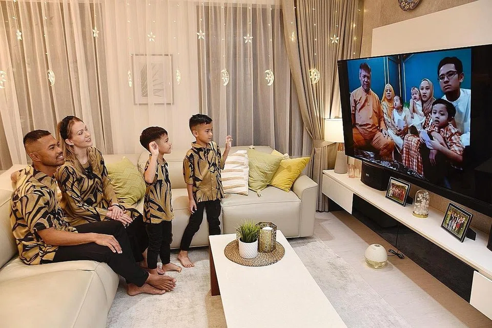 TEMU DI ALAM MAYA: Encik Khidir bersama isterinya Cik Sarita dan anak-anak mereka Muhammad Daniel (kiri) dan Muhammad Mikael, menyambung ikatan silaturahim bersama ibu bapa dan adik beradik di dalam talian. - Foto BH oleh DESMOND WEE