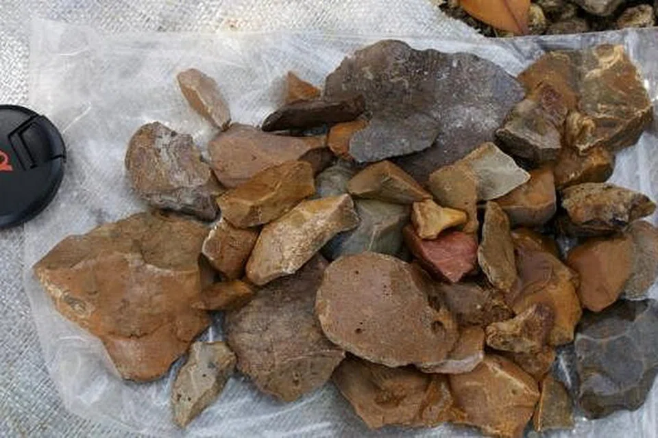 Perkakas Zaman Batu yang ditemui dekat Talepu di Sulawesi ini berusia sekurang-kurangnya 118,000 tahun, menandakan tempat itu pernah didiami manusia. Namun, tiada fosil manusia ditemui lantas spesies kumpulan manusia itu menjadi misteri. Gambar Reuters 