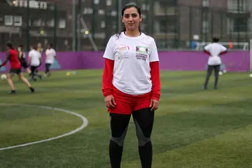 GUNA PENGALAMAN BANTU ORANG LAIN: Menerusi bola sepak, Khalida kini membantu kanak-kanak perempuan jalanan di Mexico dan England. - Foto AFP
