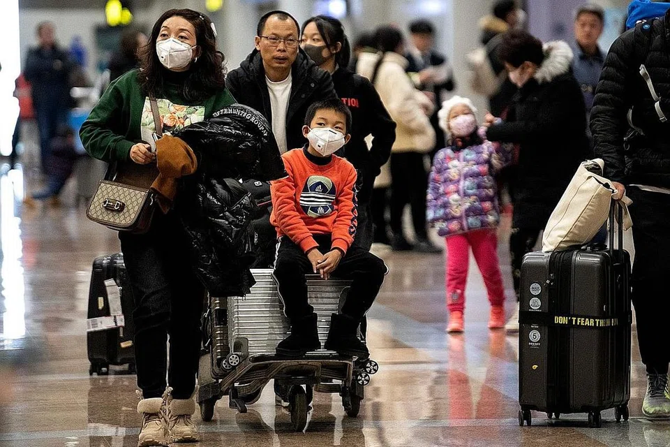 AMBIL LANGKAH BERJAGA-JAGA: Orang ramai yang melalui Lapangan Terbang Ibu Kota Beijing kelmarin dilihat memakai pelitup muka untuk melindungi diri mereka ekoran penularan virus Wuhan yang dilaporkan berlaku sejak Disember lalu. Sehingga kelmarin, sembilan orang sudah maut akibat virus itu manakala sekitar 400 lagi sudah dijangkiti- Foto AFP