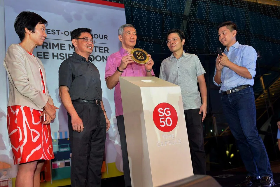 KAPSUL MASA SG50: PM Lee (tengah) telah menutup Kapsul Masa SG50 semalam yang disaksikan sekitar 700 orang. Turut hadir adalah (dari kiri) Cik Grace Foo, Encik Heng Swee Keat, Encik Lawrence Wong, serta Encik Tan Chuan Jin. - Foto M.O. SALLEH