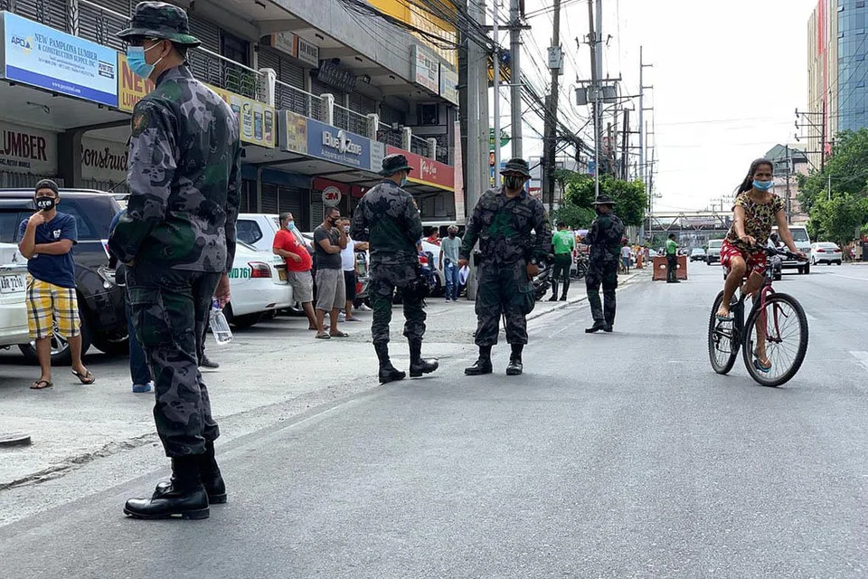 PASTIKAN PERATURAN DIPATUHI: Beberapa pegawai keselamatan Filipina sedang meronda di kawasan Metro Manila demi memastikan peraturan jarak selamat dipatuhi orang ramai. - Foto EPA-EFE