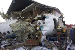 PESAWAT TERHEMPAS: Polis dan pegawai penyelamat mencari mangsa di tapak nahas pesawat Bek Air yang terhempas dekat Lapangan Terbang Antarabangsa Almaty pada 27 Disember 2019.