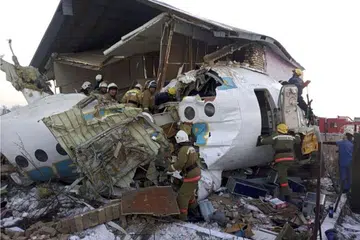 PESAWAT TERHEMPAS: Polis dan pegawai penyelamat mencari mangsa di tapak nahas pesawat Bek Air yang terhempas dekat Lapangan Terbang Antarabangsa Almaty pada 27 Disember 2019.