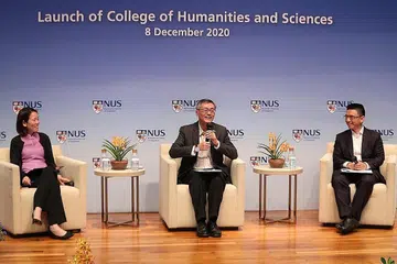 BINCANG MASA DEPAN KERJA: (Dari kiri) Setiausaha Tetap Kedua, Kementerian Pendidikan, Cik Lai Wei Lin; moderator Profesor Tan Eng Chye, Presiden NUS; dan Pengasas Bersama merangkap Ketua Pegawai Eksekutif Kumpulan, Sea, semasa perbincangan panel berjudul The Future of Work (Masa Depan Kerja) sempena perasmian Kolej Kemanusiaan dan Sains, NUS. - Foto BH oleh TIMOTHY DAVID
