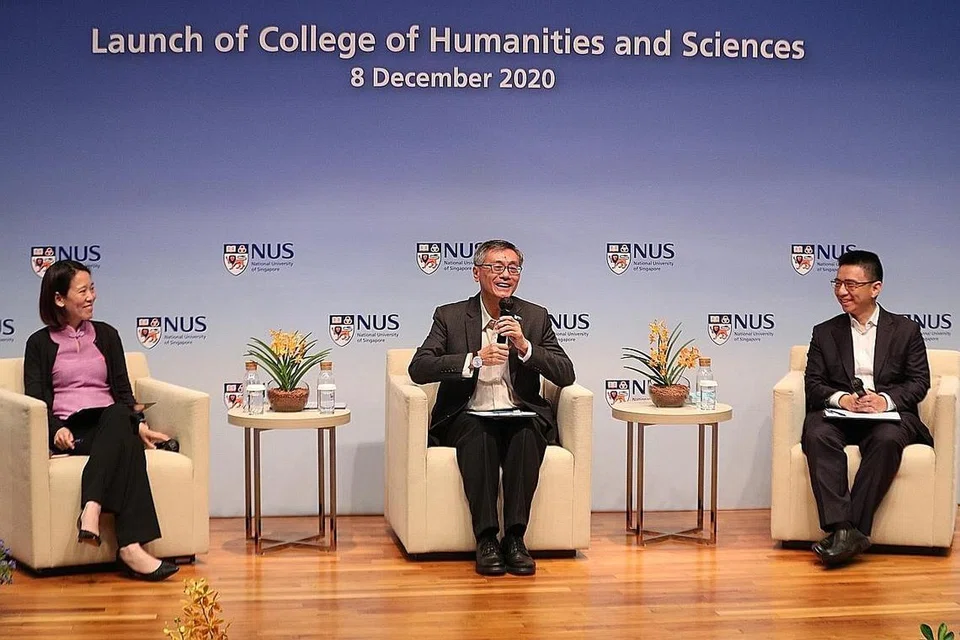 BINCANG MASA DEPAN KERJA: (Dari kiri) Setiausaha Tetap Kedua, Kementerian Pendidikan, Cik Lai Wei Lin; moderator Profesor Tan Eng Chye, Presiden NUS; dan Pengasas Bersama merangkap Ketua Pegawai Eksekutif Kumpulan, Sea, semasa perbincangan panel berjudul The Future of Work (Masa Depan Kerja) sempena perasmian Kolej Kemanusiaan dan Sains, NUS. - Foto BH oleh TIMOTHY DAVID