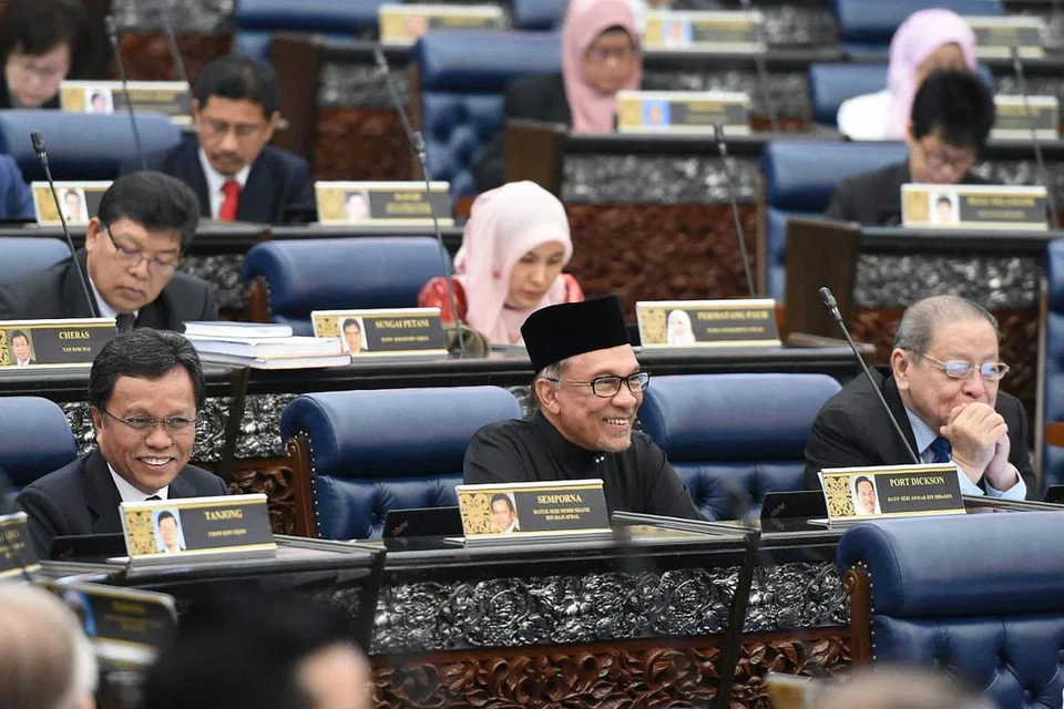 JADI ANGGOTA PARLIMEN: Datuk Anwar (tengah) duduk bersama beberapa Anggota Parlimen lain selepas mengangkat sumpah sebagai Anggota Parlimen Port Dickson di Parlimen semalam. - Foto AFP