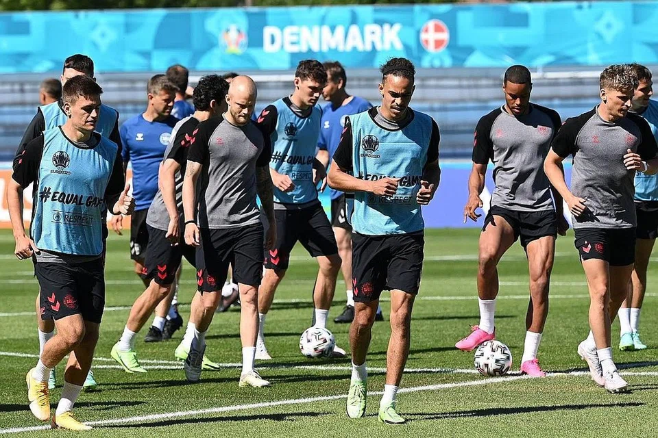 RUSSIA LWN DENMARK - DENMARK DIJANGKA MENANG: Russia bertemu Denmark (gambar atas) pastinya menjadi 'favourite' peminat untuk mengakhiri pertandingan dengan jaya menyusuli kejadian hampir tragik melibatkan pemain bintang mereka, Christian Eriksen, rebah di padang dalam perlawanan pembukaan.- Foto AFP