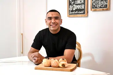 Pemilik Bakes by NY, Encik Muhammad Khairul Anwar kembali menjual bombolinis yang terkenal sejak 2018 menerusi TikTok live selepas kedainya ditutup pada 2023.