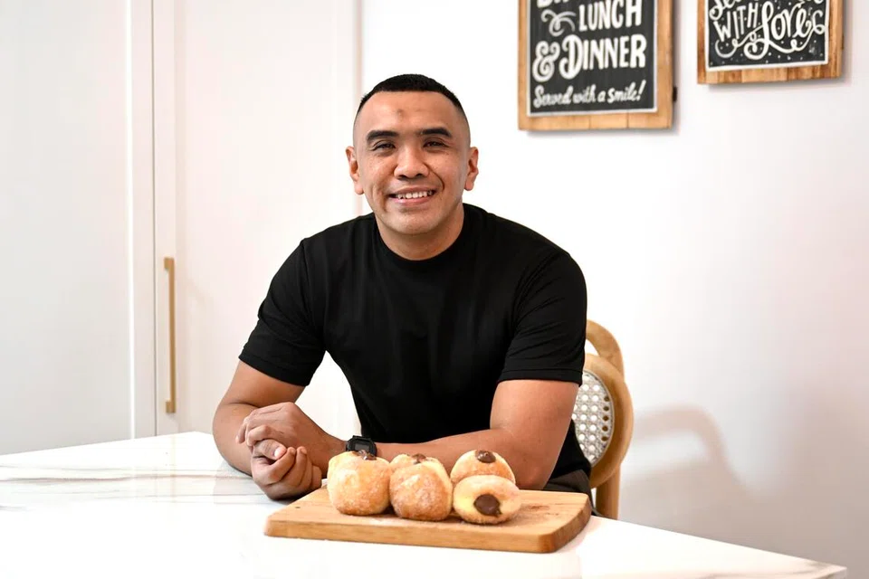 Pemilik Bakes by NY, Encik Muhammad Khairul Anwar kembali menjual bombolinis yang terkenal sejak 2018 menerusi TikTok live selepas kedainya ditutup pada 2023.