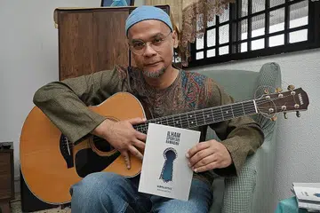 BULAN MULIA UNTUK BERKARYA: Mohd Khair Mohd Yasin menyatukan 60 sajak dan sebuah lirik lagu yang dihasilkannya sempena Ramadan dalam buku terkini Ilham Spontan Ramadan. - Foto BH oleh KHALID BABA