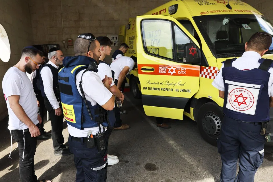 BANTUAN KECEMASAN: Anggota perubatan dari Perkhidmatan Perubatan Kecemasan di Sderot, Israel, sedia bergerak membantu mangsa perang di kawasan mereka. 