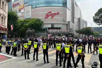 LANGKAH BERWASPADA: Pegawai polis dilihat memerhatikan perhimpunan. Beberapa wadah berita di Malaysia melaporkan perhimpunan diadakan dengan aman.