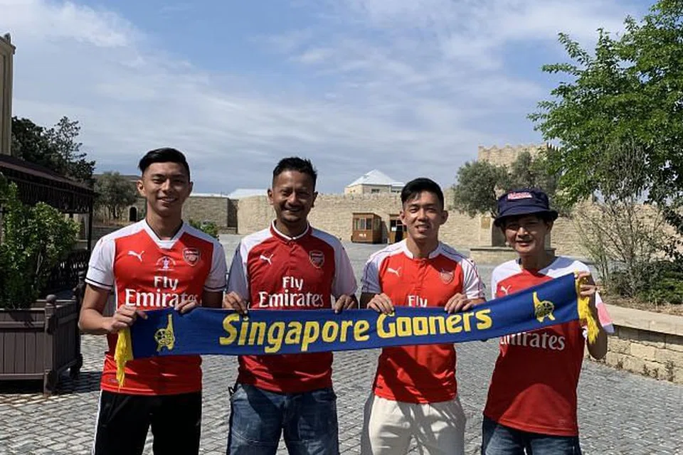 SANGGUP BUAT PERJALANAN JAUH: Peminat Arsenal (dari kiri) Tan Si Han, Shaiful Ali Abdul Rahman, Teng Zhi Yan dan Leo Sang Fong di Baku, Azerbaijan, sebelum perlawanan akhir Liga Europa antara Arsenal dan Chelsea. - Foto SHAIFUL ALI ABDUL RAHMAN