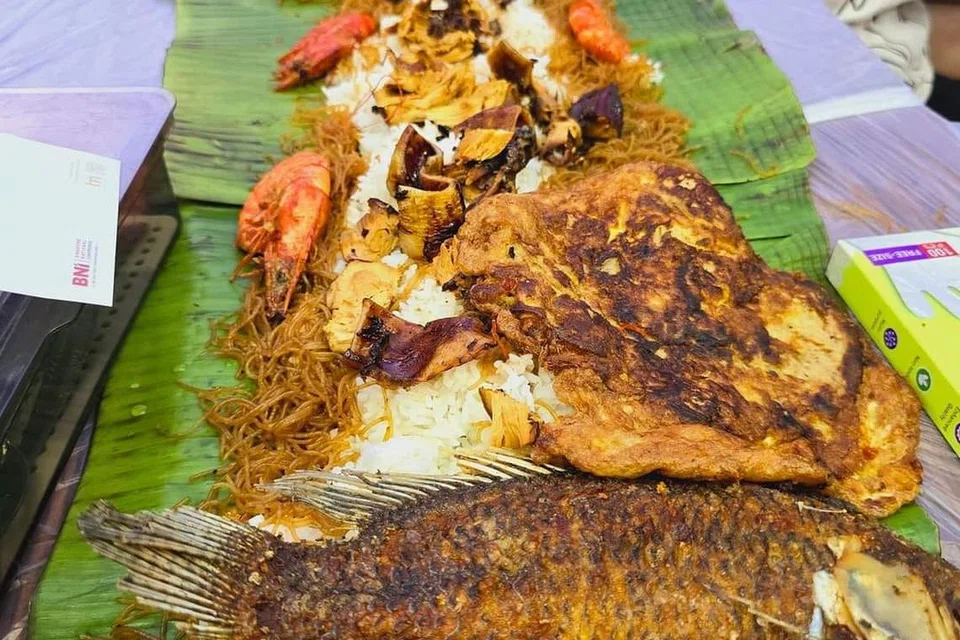 ‘Boodle Fight’ adalah makanan tradisional Filipina yang menggalakkan makan berdamai. Nasi diletakkan di tengah-tengah sepanjang meja dan lauk-pauk seperti ikan bakar, makanan laut dan sebagainya diletakkan di atas. 