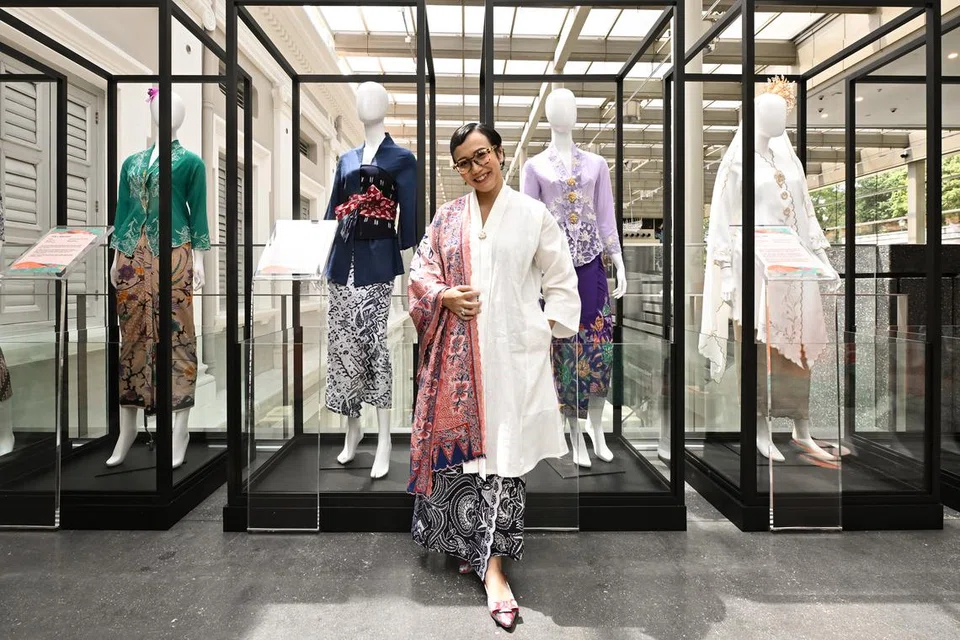 Pengasas Baju by Oniatta & Galeri Tokokita, Cik Oniatta Effendi, bergambar dengan kebayanya (dua dari kiri) di pameran Love, Kebaya di Muzium Negara Singapura pada 4 April 2023.
