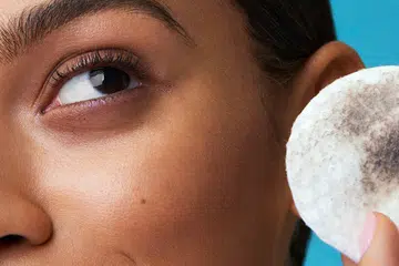 Membersihkan solekan dengan menggunakan kapas yang ditekap pembersih seperti minyak dan krim.