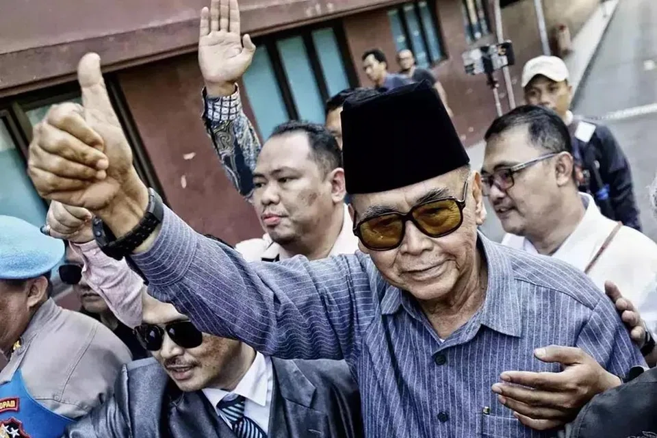 DITAHAN UNTUK SIASATAN: Encik Panji Gumilang, pengasas dan ketua Pondok Pesantren Al Zaytun, memberi salam kepada wartawan ketika tiba di ibu pejabat Polis Negara di Jakarta, pada Selasa.